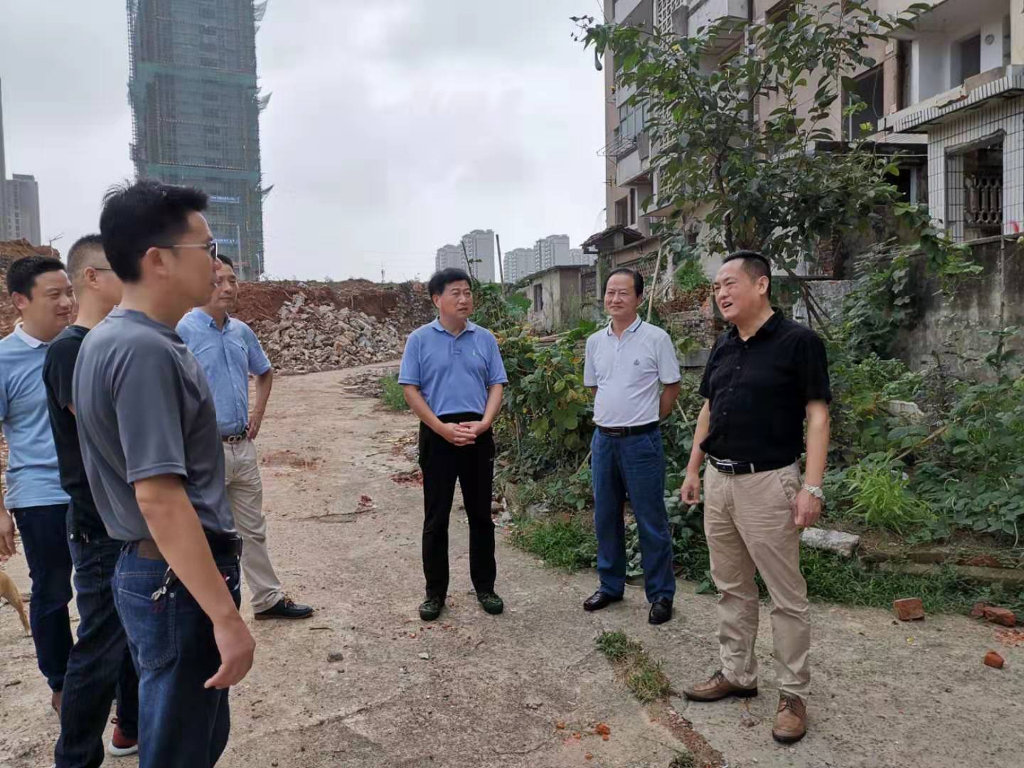 為加快方家沖、造紙廠和桂花園新安置區(qū)建設(shè)，2019年9月5日下，市城建集團(tuán)總經(jīng)理衛(wèi)民陪同市政府副秘書長劉陳寅深入項目建設(shè)現(xiàn)場，調(diào)度推進(jìn)安置區(qū)征遷工作.jpg