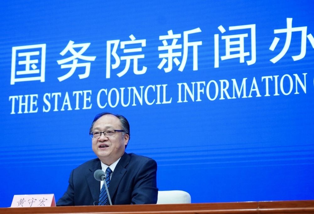 5月22日，國務(wù)院新聞辦邀請(qǐng)政府工作報(bào)告起草組負(fù)責(zé)人、國務(wù)院研究室主任黃守宏解讀政府工作報(bào)告有關(guān)情況。新華社記者　陳建力　攝