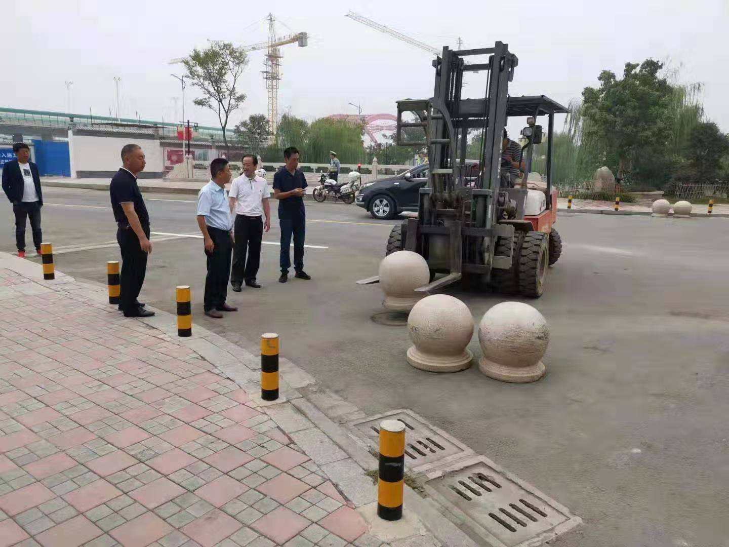 為向新中國成立七十周年獻禮，市城建集團攻堅克難，實現(xiàn)了北門棚改區(qū)域民生路10月1日零時順利通車。國慶假期，市城建集團堅持做好一線工作，在與交警部門共同做好民生路通車保障工作外，抓細節(jié)，抓落實，確保其他各項工作有序推進。.jpg