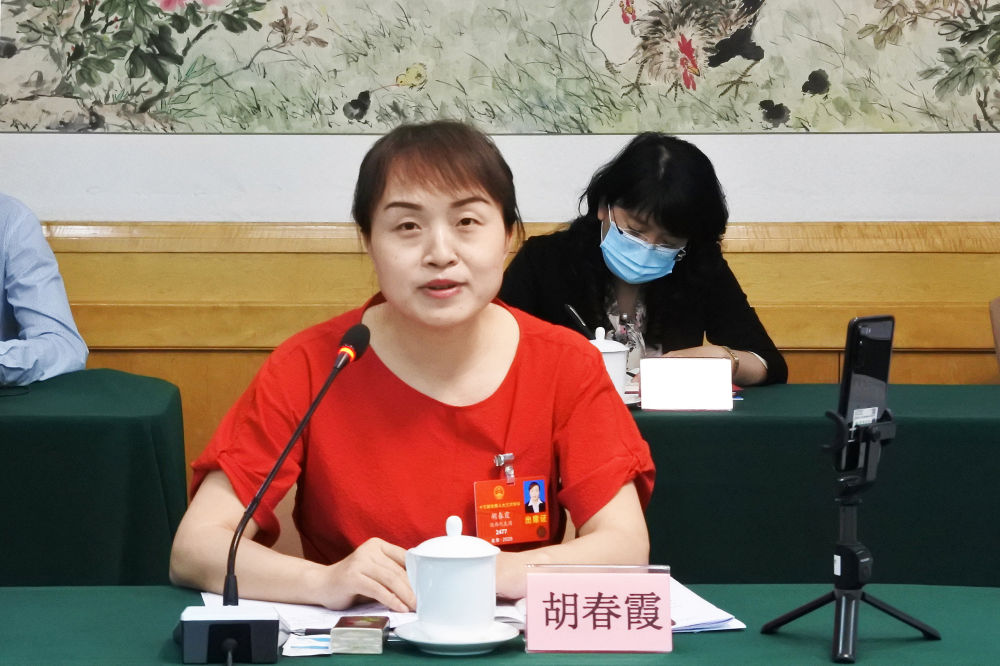 5月23日，全國人大代表胡春霞在參加分組審議政府工作報(bào)告時(shí)發(fā)言。新華社記者　吳雨　攝